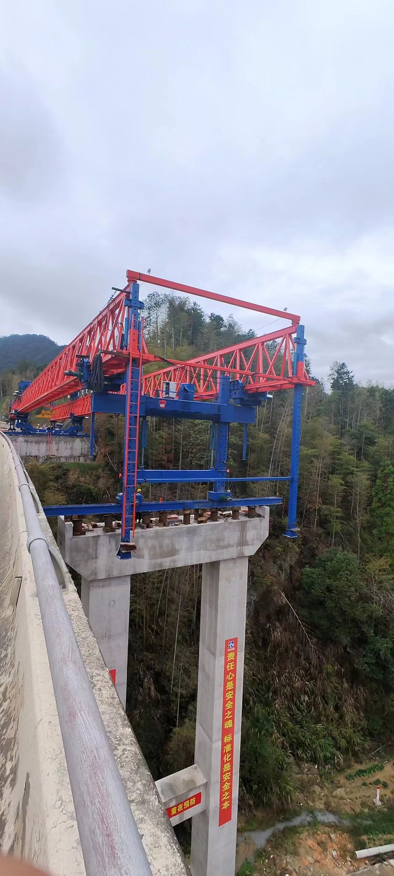 浙江路建塔石大橋加寬GYLQ200T-40M自平衡過跨架橋機